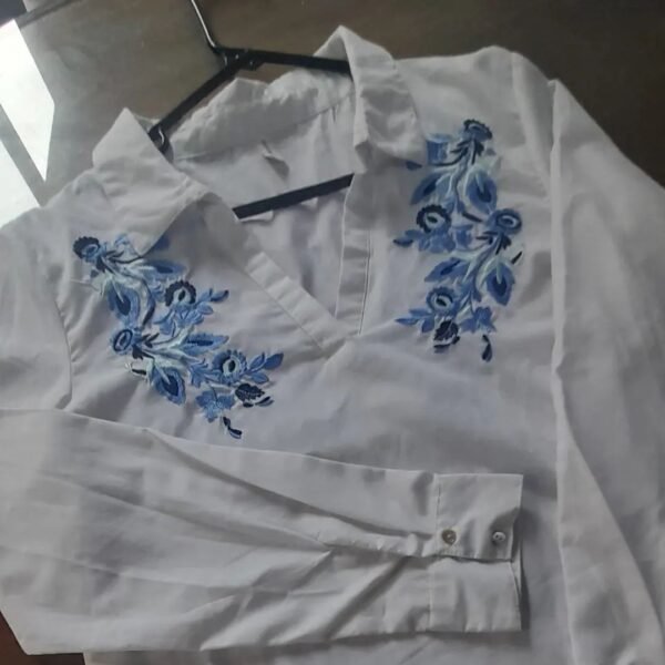 Camisa blanca floreado azul