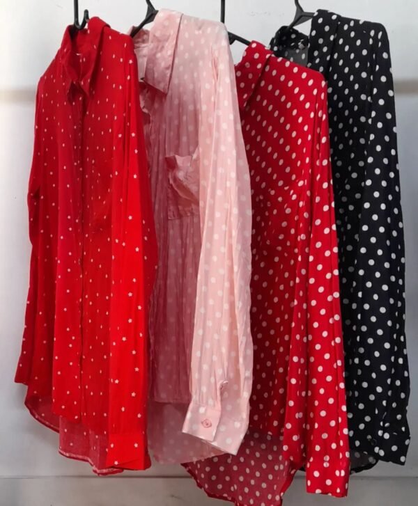 Camisas roja y negra de lunares